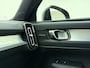 Volvo XC40 B4 211pk Plus Dark / Elektr. stoelen / Stoel/- en stuurverwarming / Keyless entry / Harman en Kardon audio / Trekhaak / All-season banden /