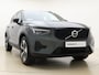Volvo XC40 B4 211pk Plus Dark / Elektr. stoelen / Stoel/- en stuurverwarming / Keyless entry / Harman en Kardon audio / Trekhaak / All-season banden /