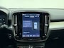 Volvo XC40 B4 211pk Plus Dark / Elektr. stoelen / Stoel/- en stuurverwarming / Keyless entry / Harman en Kardon audio / Trekhaak / All-season banden /