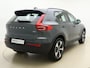 Volvo XC40 B4 211pk Plus Dark / Elektr. stoelen / Stoel/- en stuurverwarming / Keyless entry / Harman en Kardon audio / Trekhaak / All-season banden /