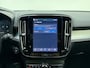 Volvo XC40 B4 211pk Plus Dark / Elektr. stoelen / Stoel/- en stuurverwarming / Keyless entry / Harman en Kardon audio / Trekhaak / All-season banden /