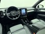 Volvo XC40 B4 211pk Plus Dark / Elektr. stoelen / Stoel/- en stuurverwarming / Keyless entry / Harman en Kardon audio / Trekhaak / All-season banden /