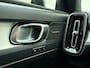 Volvo XC40 B4 211pk Plus Dark / Elektr. stoelen / Stoel/- en stuurverwarming / Keyless entry / Harman en Kardon audio / Trekhaak / All-season banden /