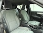 Volvo XC40 B4 211pk Plus Dark / Elektr. stoelen / Stoel/- en stuurverwarming / Keyless entry / Harman en Kardon audio / Trekhaak / All-season banden /