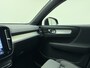 Volvo XC40 B4 211pk Plus Dark / Elektr. stoelen / Stoel/- en stuurverwarming / Keyless entry / Harman en Kardon audio / Trekhaak / All-season banden /