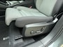 Volvo XC40 B4 211pk Plus Dark / Elektr. stoelen / Stoel/- en stuurverwarming / Keyless entry / Harman en Kardon audio / Trekhaak / All-season banden /