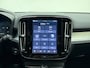 Volvo XC40 B4 211pk Plus Dark / Elektr. stoelen / Stoel/- en stuurverwarming / Keyless entry / Harman en Kardon audio / Trekhaak / All-season banden /