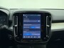 Volvo XC40 B4 211pk Plus Dark / Elektr. stoelen / Stoel/- en stuurverwarming / Keyless entry / Harman en Kardon audio / Trekhaak / All-season banden /