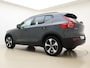 Volvo XC40 B4 211pk Plus Dark / Elektr. stoelen / Stoel/- en stuurverwarming / Keyless entry / Harman en Kardon audio / Trekhaak / All-season banden /