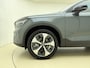 Volvo XC40 B4 211pk Plus Dark / Elektr. stoelen / Stoel/- en stuurverwarming / Keyless entry / Harman en Kardon audio / Trekhaak / All-season banden /