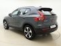 Volvo XC40 B4 211pk Plus Dark / Elektr. stoelen / Stoel/- en stuurverwarming / Keyless entry / Harman en Kardon audio / Trekhaak / All-season banden /