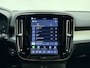 Volvo XC40 B4 211pk Plus Dark / Elektr. stoelen / Stoel/- en stuurverwarming / Keyless entry / Harman en Kardon audio / Trekhaak / All-season banden /