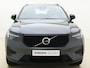 Volvo XC40 B4 211pk Plus Dark / Elektr. stoelen / Stoel/- en stuurverwarming / Keyless entry / Harman en Kardon audio / Trekhaak / All-season banden /