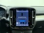 Volvo XC40 B4 211pk Plus Dark / Elektr. stoelen / Stoel/- en stuurverwarming / Keyless entry / Harman en Kardon audio / Trekhaak / All-season banden /