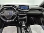 Peugeot e-2008 EV GT 50 kWh 136pk Automaat | 1ste Eigenaar | Trekhaak | Schuif-/Kanteldak | Navigatie | Climate Control | Adaptieve Cruise Control | 18" Lichtmetalen Velgen | Dodehoekdetectie | Verwarmbare Voorstoelen | Apple Carplay/Android Auto |