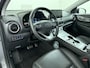 Hyundai Kona Electric EV Premium 64kWh Leer SOH 100% Warmtepomp Krell®-Premium Audio Stoelverwarming+Koeling Camera Apple Carplay Android Auto Head-Up Display Stuurverwarming Elek.Stoelen Blind Spot Lane Assist VESS 1e Eigenaar Origineel Nederlandse Auto 45.000,-nieuw