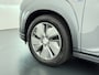 Hyundai Kona Electric EV Premium 64kWh Leer SOH 100% Warmtepomp Krell®-Premium Audio Stoelverwarming+Koeling Camera Apple Carplay Android Auto Head-Up Display Stuurverwarming Elek.Stoelen Blind Spot Lane Assist VESS 1e Eigenaar Origineel Nederlandse Auto 45.000,-nieuw