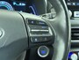 Hyundai Kona Electric EV Premium 64kWh Leer SOH 100% Warmtepomp Krell®-Premium Audio Stoelverwarming+Koeling Camera Apple Carplay Android Auto Head-Up Display Stuurverwarming Elek.Stoelen Blind Spot Lane Assist VESS 1e Eigenaar Origineel Nederlandse Auto 45.000,-nieuw