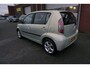 Daihatsu Sirion 2 1.3-16V COMFORT 5 DEURS MET AIRCO 4X ZGAN ALL SEASON BANDEN 4X ELECTR.RAMEN/SPIEGELS RADIO CD LICHTMETALEN VELGEN CENTRALE VERGRENDELING