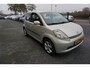 Daihatsu Sirion 2 1.3-16V COMFORT 5 DEURS MET AIRCO 4X ZGAN ALL SEASON BANDEN 4X ELECTR.RAMEN/SPIEGELS RADIO CD LICHTMETALEN VELGEN CENTRALE VERGRENDELING
