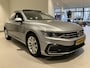 Volkswagen Passat 1.4 TSI GTE Business 218 PK | Panoramadak | Lederen Bekleding | Achterruit Zonwering | Digital Cockpit Pro | Headup Display | Ergo-Active Voorstoelen | Stoelverwarming | Achteruitrijcamera | Rijstrookhulp | File Ondersteuning | Keyless Entry | Navigatie | DAB Radio | Alarm | Sfeerverlichting |