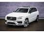 Volvo XC90 2.0 T8 Recharge AWD Ultimate Dark | Bowers & Wilkins Audio | Luchtvering | Trekhaak | Sportstoelen | Standkachel | Panoramadak | 360 camera | Head-up display | 4 zone climate control | Google Maps navigatie | Gelamineerd zijruiten | Nubuck hemelbekleding |