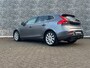 Volvo V40 1.5 T3 Nordic+ | Automaat | Trekhaak | Bi-xenon koplampen | Navigatie | 17" velgen | Stoelverwarming | Climate control | Voorruitverwarming | Parkeersensoren achter | Standkachel | Volvo On Call |