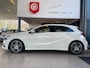 Mercedes-Benz A-klasse 180 Business Solution AMG,Automaat,Panoramadak,Navigatie,Achteruitrijcamera,Climate&Cruiscontrol,Spraakbediening,Trekhaak,Sport Interieur,Leder/Stof Bekleding,18 Inch Lmv