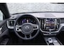 Volvo XC60 2.0 T8 Plug-in hybrid AWD Plus Black Edition | Adaptieve Cruise Control | Panoramadak | Stoel-/Stuur-/Voorruitverwarming | Dodehoek Detectie | 360° Parkeercamera |