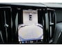 Volvo XC60 2.0 T8 Plug-in hybrid AWD Plus Black Edition | Adaptieve Cruise Control | Panoramadak | Stoel-/Stuur-/Voorruitverwarming | Dodehoek Detectie | 360° Parkeercamera |