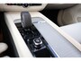 Volvo XC60 T6 Recharge AWD Plus Dark - LONG RANGE - Panorama/schuifdak - IntelliSafe Assist & Surround - 360º Camera - Harman/Kardon audio - Adaptieve LED koplampen - Verwarmde voorstoelen, stuur & achterbank - Parkeersensoren voor & achter - Elektr. bedienb. voorstoelen met geheugen - Draadloze tel. lader - Extra getint glas - Elektr. inklapbare trekhaak - 19' LMV