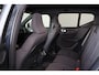 Volvo EX40 Extended Range Plus Black Ed. 82 kWh - IntelliSafe Assist & Surround - 20' LMV - Harman Kardon - Verwarmbare voorstoelen - Verwarmbaar stuur - Parkeercamera achter - Contrasterend dak - Getint glas v.a. B-stijl - Parkeersensoren voor & achter - Keyless - Geïntegreerd Google Maps navigatiesysteem - Apple CarPlay