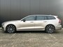 Volvo V60 2.0 T6 Plug-in hybrid AWD Plus Dark Adaptieve cruise control / BLIS / 360 camera / elektr. verst. Contourstoelen / stuur-,stoel-, voorruit verw. / Harman Kardon audio / Trekhaak / Keyless drive / All season banden