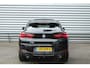 BMW X2 sDrive20i 192pk High Executive AUTOMAAT NL-Auto NAP 1e Eigenaar Panoramadak Clima Cruise Navi HUD El. Klep Trekhaak 1800kg