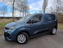 Opel Combo-e Electric L1 50 kWh 136pk | 3-zits | Houten afwerking laadruimte | Trekhaak voorbereiding | Pakket Look | Climate control | Adaptieve cruise control | Lederen stuurwiel | Stuurverwarming | Multimedia | NAVI | Apple Carplay | Android Auto | Achteruitrijcamera | Surround View camera | Parkeersensoren voor- en achter | Dode hoek detectie | Licht- en regensensor | Reservewiel