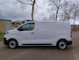 Opel Vivaro-e Electric L2 75 kWh 136pk | NAVI | Multimedia | Apple Carplay | Android Auto | Achteruitrijcamera | Parkeersensoren achter | Digitale cockpit | Stuurwielbediening | Tussenwand comfort met raam | Bestuurdersstoel comfort | Armsteun | Bank voorpassagiers | e-PTO 400 | Reservewiel