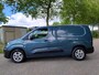 Peugeot e-Partner L2 50 kWh 136pk | 8 jaar garantie | 3-zits | Adaptieve cruise control | Climate control | Multimedia | NAVI | Apple Carplay | Android Auto | Surround View | Achteruitrijcamera | Parkeersensoren rondom | Dode hoek detectie | Lederen stuurwiel | 16 inch lichtmetalen velgen | Houten laadruimte afwerking | Trekhaak voorbereiding | Reservewiel