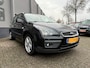 Ford Focus Wagon 1.6-16V Futura 101PK Automaat,Trekhaak,Airco,Cruise,ElektrRamen+Spiegels,Dakrail,Multi-Stuur,Radio/Cd-Speler.
