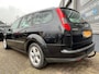 Ford Focus Wagon 1.6-16V Futura 101PK Automaat,Trekhaak,Airco,Cruise,ElektrRamen+Spiegels,Dakrail,Multi-Stuur,Radio/Cd-Speler.