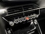 Peugeot 2008 1.2 PureTech Allure Sport Automaat (PANORAMADAK, VIRTUAL COCKPIT, APPLE CARPLAY, GROOT NAVI, SPORTSTOELEN, LEDER, 360 CAMERA, KEYLESS, GETINT GLAS, NIEUWSTAAT)