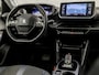 Peugeot 2008 1.2 PureTech Allure Sport Automaat (PANORAMADAK, VIRTUAL COCKPIT, APPLE CARPLAY, GROOT NAVI, SPORTSTOELEN, LEDER, 360 CAMERA, KEYLESS, GETINT GLAS, NIEUWSTAAT)