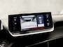 Peugeot 2008 1.2 PureTech Allure Sport Automaat (PANORAMADAK, VIRTUAL COCKPIT, APPLE CARPLAY, GROOT NAVI, SPORTSTOELEN, LEDER, 360 CAMERA, KEYLESS, GETINT GLAS, NIEUWSTAAT)