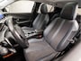 Peugeot 2008 1.2 PureTech Allure Sport Automaat (PANORAMADAK, VIRTUAL COCKPIT, APPLE CARPLAY, GROOT NAVI, SPORTSTOELEN, LEDER, 360 CAMERA, KEYLESS, GETINT GLAS, NIEUWSTAAT)