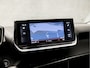 Peugeot 2008 1.2 PureTech Allure Sport Automaat (PANORAMADAK, VIRTUAL COCKPIT, APPLE CARPLAY, GROOT NAVI, SPORTSTOELEN, LEDER, 360 CAMERA, KEYLESS, GETINT GLAS, NIEUWSTAAT)