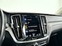 Volvo V60 Cross Country B5 AWD Pro | Parkeercamera | Stoel- en Stuurverwarming | Trekhaak
