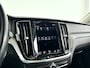 Volvo V60 Cross Country B5 AWD Pro | Parkeercamera | Stoel- en Stuurverwarming | Trekhaak