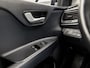 Kia Stonic 1.0 T-GDi DynamicLine (APPLE CARPLAY, NAVIGATIE, CRUISE, CAMERA, LM VELGEN, SPORTSTOELEN, PARKEERSENSOREN, CRUISE, NIEUWSTAAT)