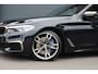 BMW 5-Serie M550d xDrive High Executive | Schuifdak | Bowers&Wilkins | ACC | Trekhaak | Entertainment Achter | Parfumering | Stoelventilatie | HUD | Massage | Standverwarming | Zonnerollo's | Display Key | Aerodynamicapakket |