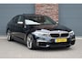 BMW 5-Serie M550d xDrive High Executive | Schuifdak | Bowers&Wilkins | ACC | Trekhaak | Entertainment Achter | Parfumering | Stoelventilatie | HUD | Massage | Standverwarming | Zonnerollo's | Display Key | Aerodynamicapakket |