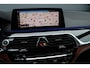 BMW 5-Serie M550d xDrive High Executive | Schuifdak | Bowers&Wilkins | ACC | Trekhaak | Entertainment Achter | Parfumering | Stoelventilatie | HUD | Massage | Standverwarming | Zonnerollo's | Display Key | Aerodynamicapakket |